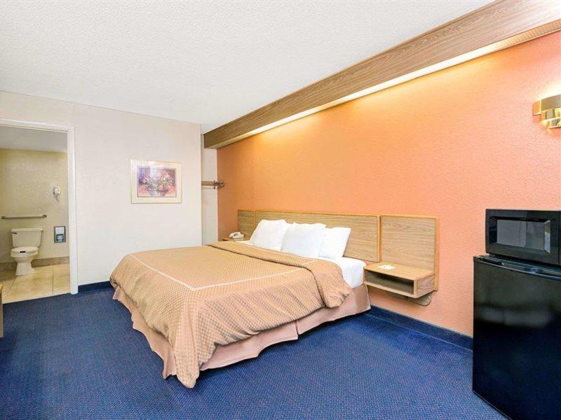 Days Inn By Wyndham Charlotte Northlake Экстерьер фото
