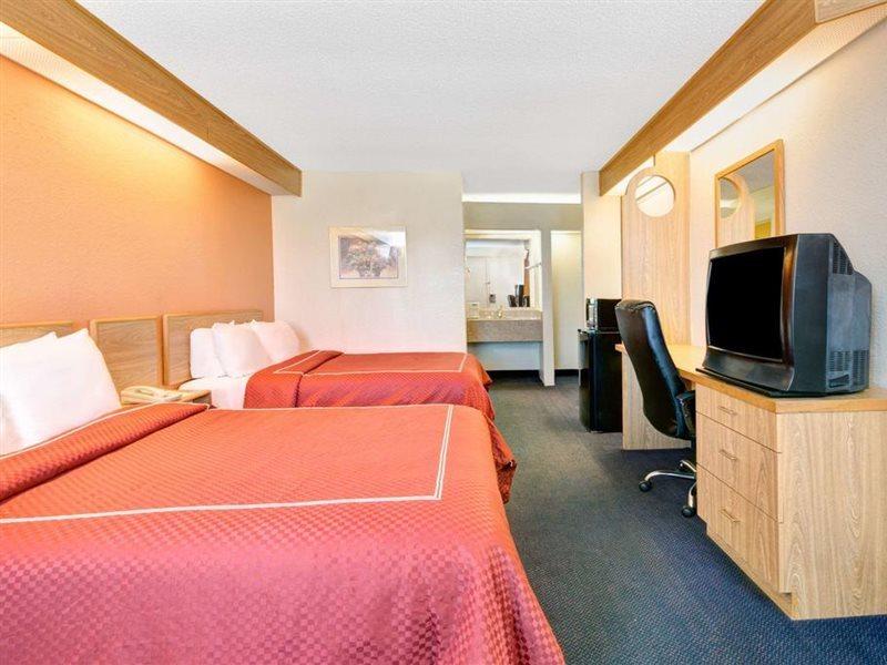 Days Inn By Wyndham Charlotte Northlake Экстерьер фото