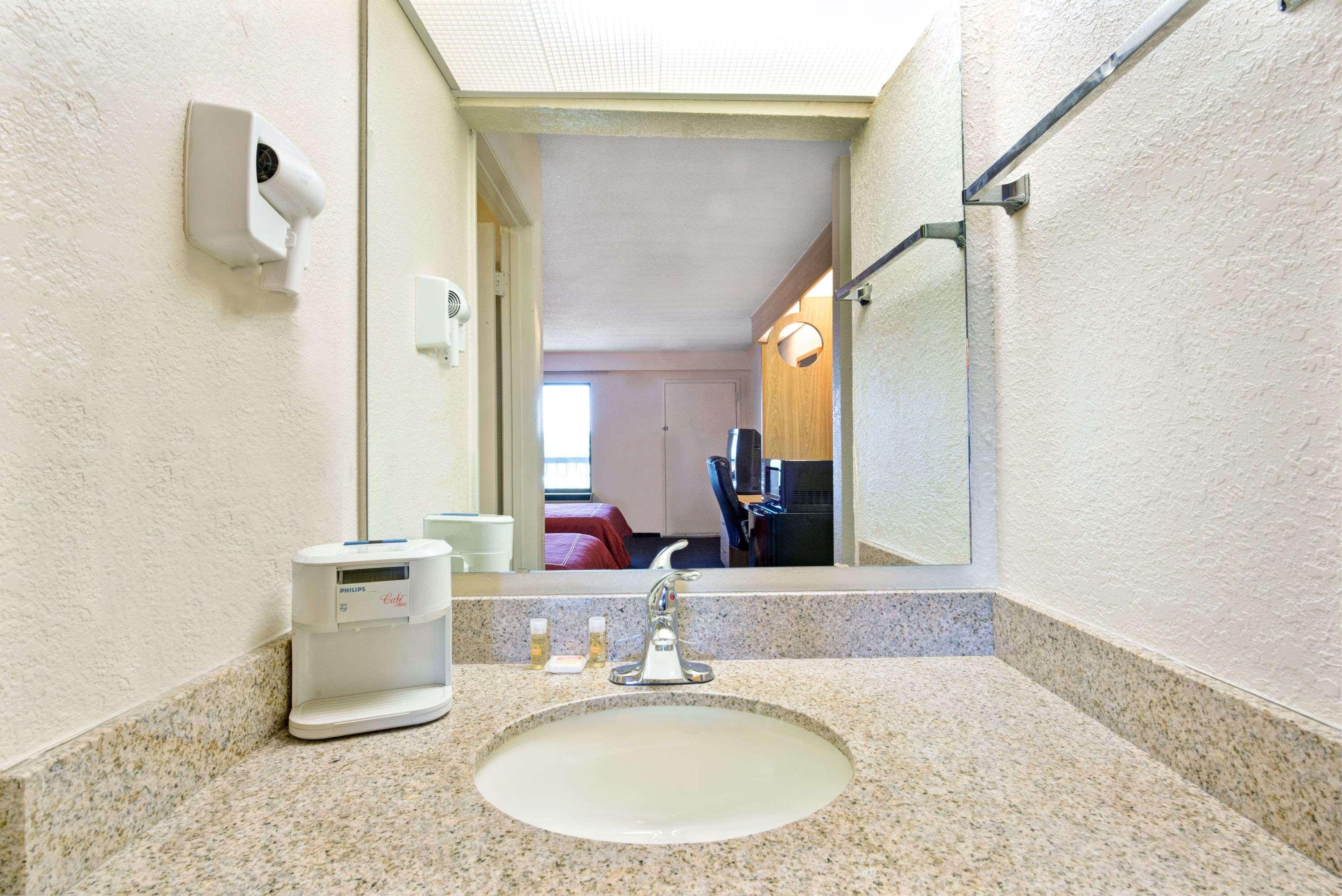Days Inn By Wyndham Charlotte Northlake Экстерьер фото