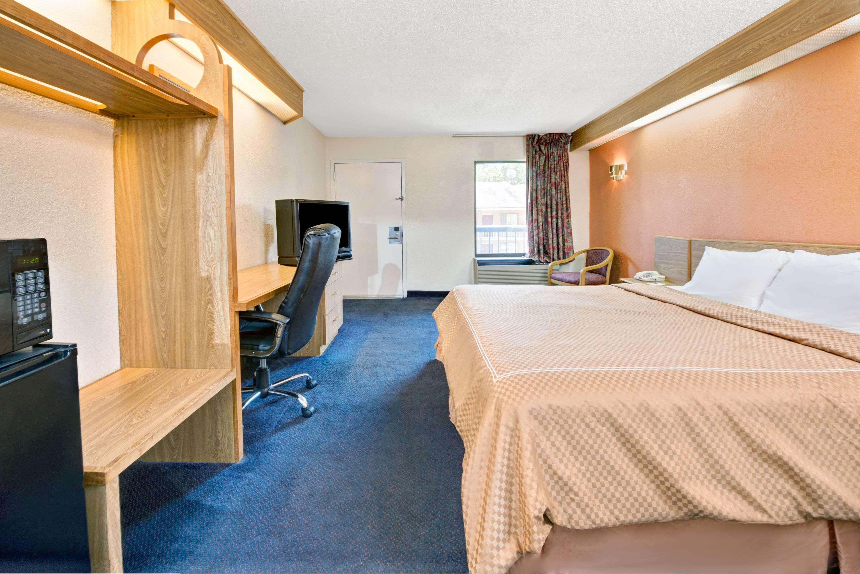 Days Inn By Wyndham Charlotte Northlake Экстерьер фото
