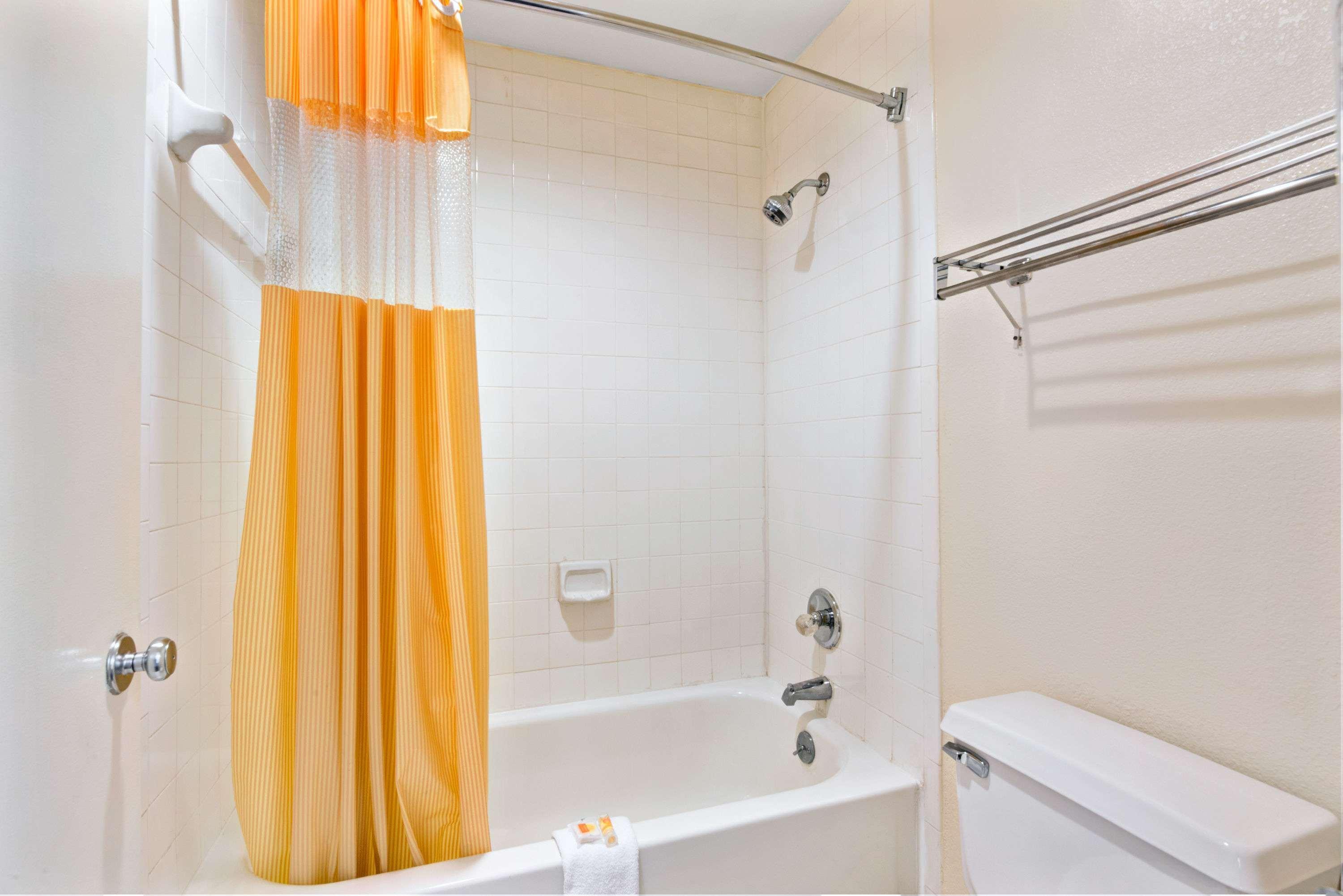 Days Inn By Wyndham Charlotte Northlake Экстерьер фото