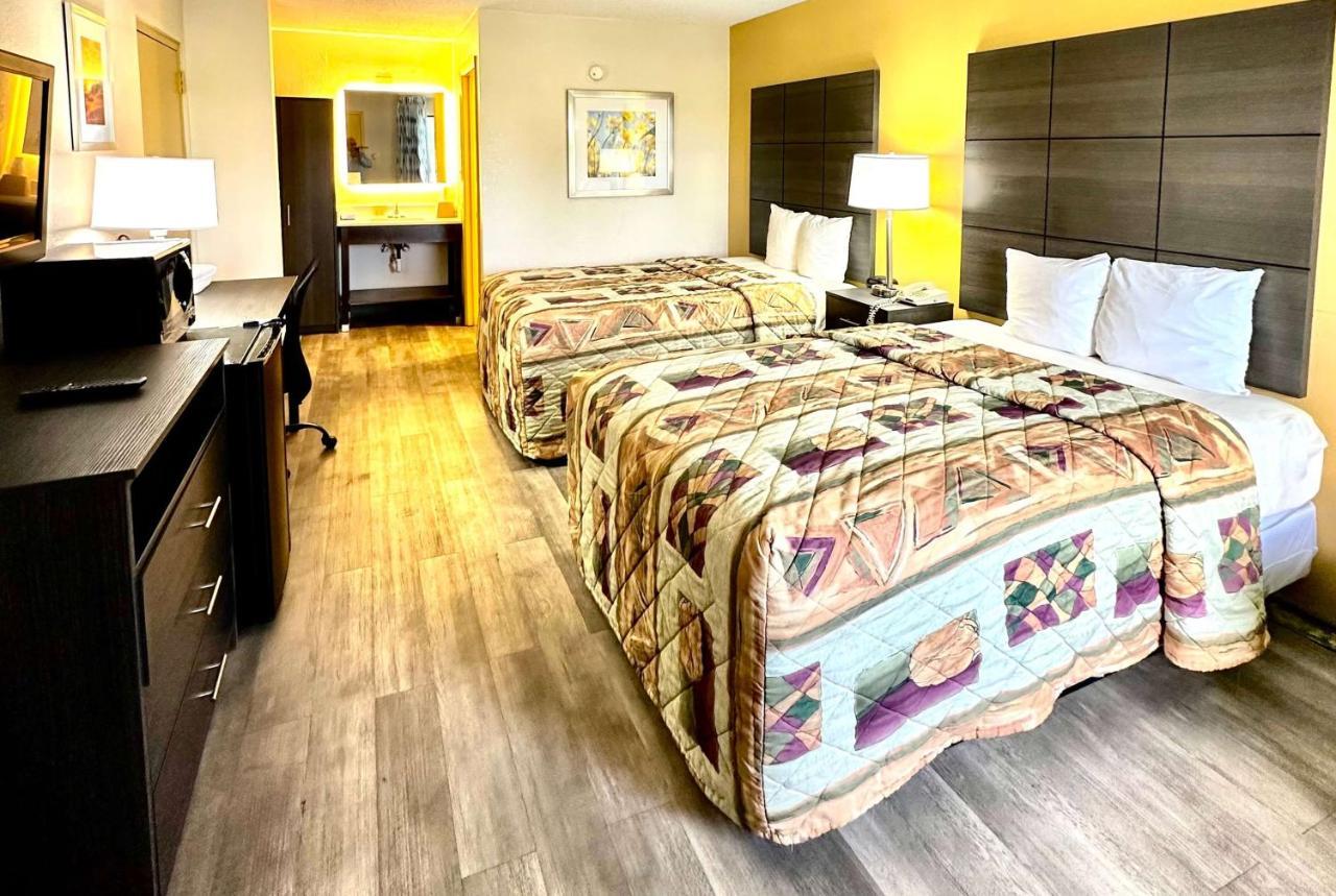 Days Inn By Wyndham Charlotte Northlake Экстерьер фото