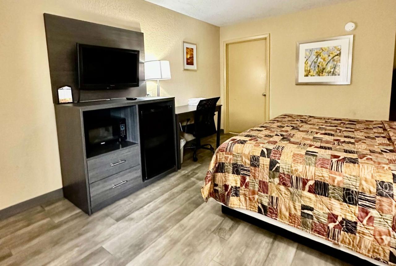 Days Inn By Wyndham Charlotte Northlake Экстерьер фото