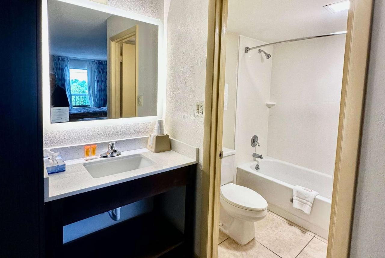 Days Inn By Wyndham Charlotte Northlake Экстерьер фото