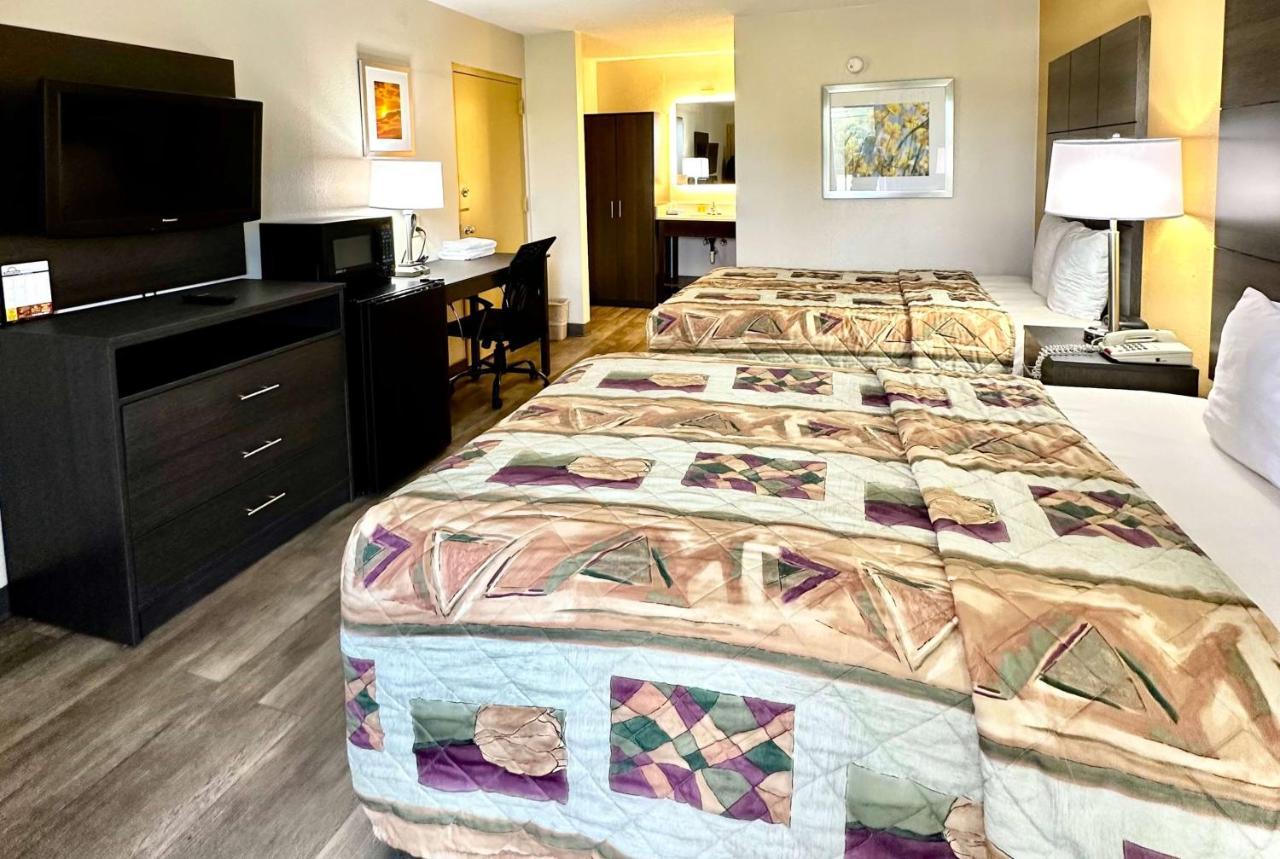 Days Inn By Wyndham Charlotte Northlake Экстерьер фото