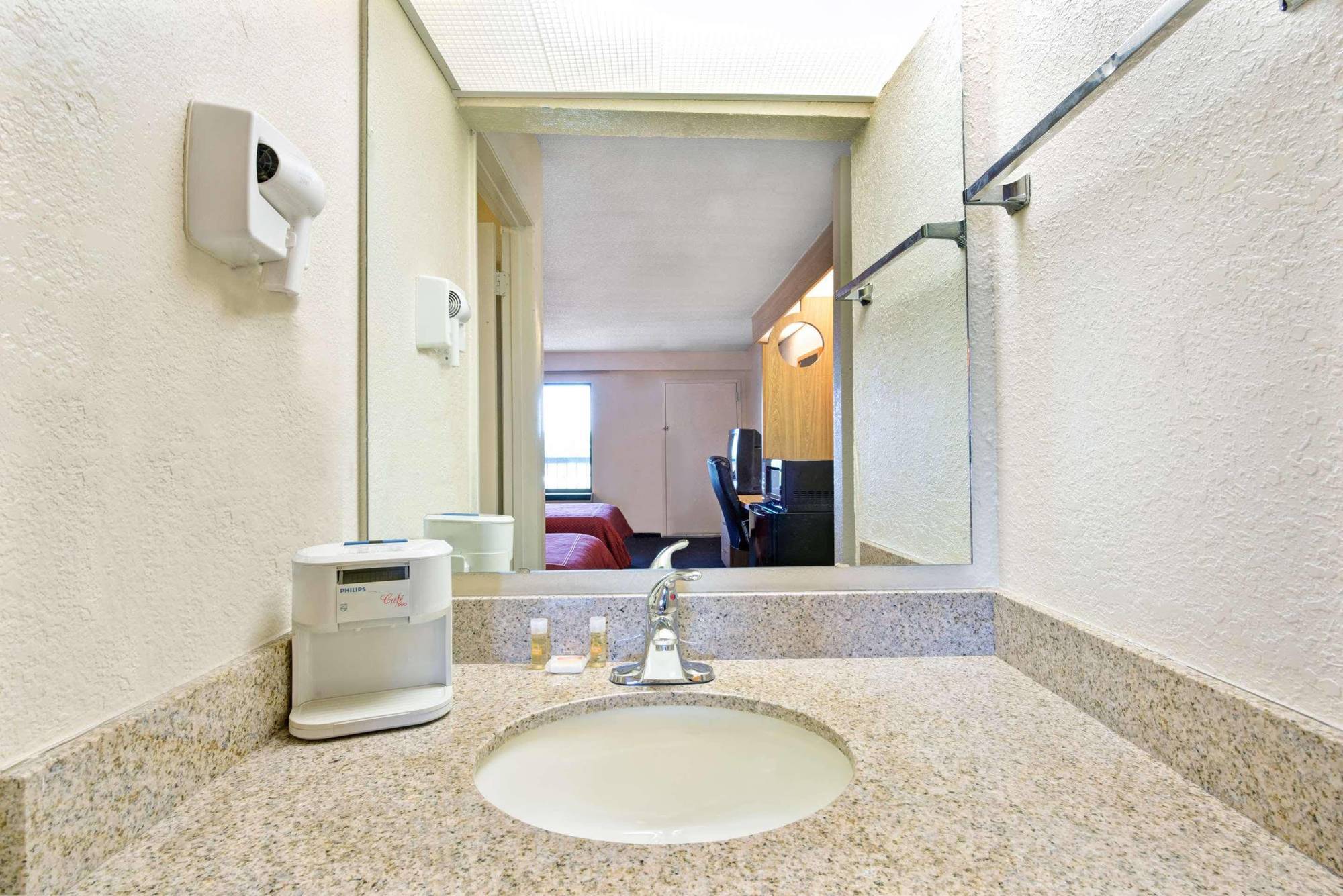 Days Inn By Wyndham Charlotte Northlake Экстерьер фото